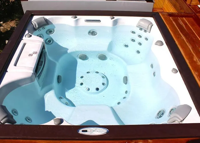 F2 Avec Jacuzzi, Petanque, A 3 Min Mer, Dans Grande Propriete * Porticcio (Corsica)